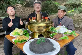 300买了6斤鲜毛肚，实现毛肚火锅自由，10秒起锅，鲜辣脆爽