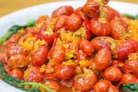 正宗的“蒜香虾尾”，厨师长的30年的地摊经验，这做法真好