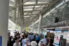 女子：抢到1万多的三亚回上海机票，坐进机舱后被赶下飞机视频封面