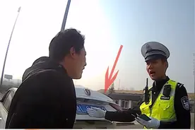 安全出行！男子高速驾车不关后备箱，交警立即拦截除隐患