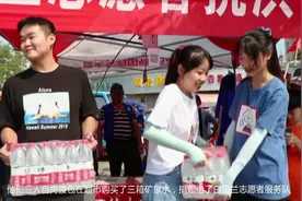 绵力齐聚！巢湖爱心人士踊跃参加志愿服务和捐赠抗洪物资视频封面