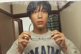 影视：小伙一觉醒来，多年的近视眼自愈了，还年轻了10岁视频封面