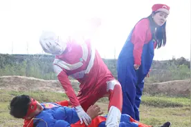 奥特曼真人版：超人太横行霸道，胆敢欺负马里奥，迪迦决不轻饶他视频封面