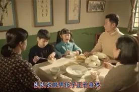 奶奶只给孙子吃鸡蛋，孙女只能看着，怎料爸爸发现后的做法太赞了视频封面