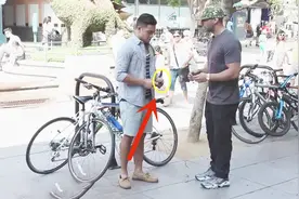 国外恶搞：街头借路人手机，一不小心掉地上了，测试路人反应！视频封面