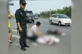 开封一女子骑电车被撞，口鼻流血昏迷不醒，路人帮其侧身防窒息视频封面