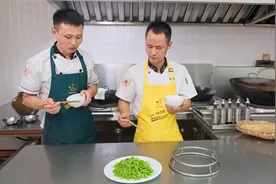 厨师长小技巧：“炒空心菜”，秘密武器让菜梗也能脆、绿、口感好视频封面