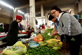 在山区支教真不容易，想买点蔬菜都得去县城，支教老师真是辛苦了