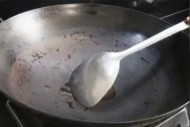 刚炒菜完的锅，切记别直接用水洗，大厨教我正确方法，长见识了视频封面