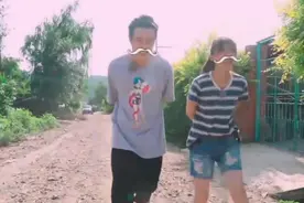小沈阳悦悦太皮了，有模有样的学老叔走路，都给人整害羞了视频封面