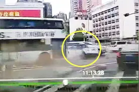 实拍：出租车斜刺里冲过安全岛撞车 行人被撞瞬间失去踪影视频封面
