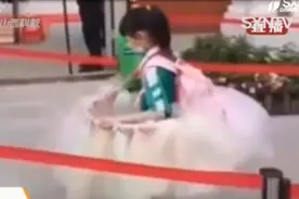 太可爱！为保持一米距离，小学生身挂呼啦圈上学丨都市110视频封面
