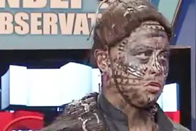 被困山洞8年，男子过着野人般的生活，出来后天天去村里偷鸡生吃视频封面