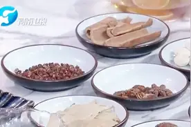 大师制作特色美食，现场教你调制秘制酱料视频封面