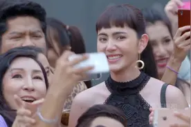 她是新晋的“人妖”公主，一夜爆红，很快就拥有了万千粉丝视频封面