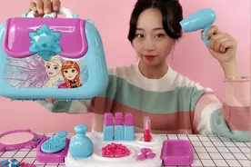 试玩“冰雪奇缘化妆套装”，里面的玩具，应该是女孩子的最爱吧？视频封面