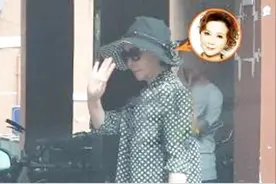 58岁蔡明就医无子女陪伴，面色憔悴行动迟缓，孤单背影让人心痛视频封面