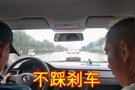 新学员科目三练习，停车不踩刹车，教练怒怼：你干脆换自动挡吧视频封面