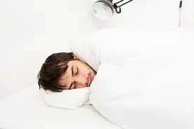为什么有些人睡觉时，腿一定要夹着被子？原来是有科学依据的！视频封面