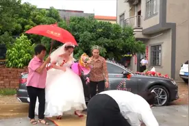 广东一帅哥结婚，新娘下车了，进家习俗第一次见视频封面