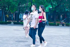 黑色紧身牛仔裤，姑娘搭配一双版色板鞋，换成高跟鞋会更美视频封面