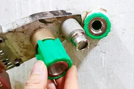 墙里的PPR管内丝螺纹坏了，很多电工只会砸墙换水管，太不划算了