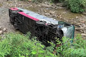 重庆大客车侧翻涉事司机3次关闭卫星定位，遇难者未系安全带视频封面
