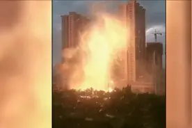 辽宁高层建筑物被雷击中，巨大火花四溅，目击者回忆惊悚瞬间