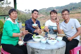 这么大的老火腿长虫了，清洗干净再把皮子处理了一起炒，很好吃