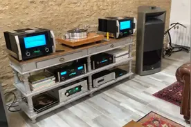 土豪家中的音响系统，jbl9800搭配麦景图1200瓦功放视频封面