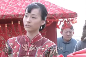 烽火硝烟：伪军亲自护送新娘，哪知她是八路，轿子里全是武器视频封面