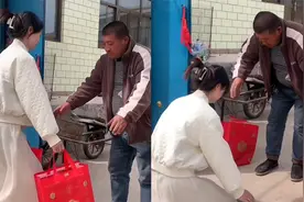 爸爸和大伯闹翻20年没来往，女子回家特意携礼拜访，开门瞬间破防视频封面