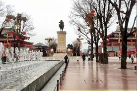实拍西安第一网红景区，以前人山人海的大唐不夜城，如今怎么样了视频封面