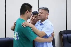 《失孤》原型儿子：决定留在养父母身边，郭刚堂夫妇：尊重孩子视频封面