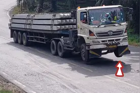 货车拉的东西太重，车头翘起来顿挫感强烈，发动机差点搞报废视频封面