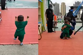 一眼认就出你！萌娃学会走路去接姐姐放学，校门口这一幕太感动了视频封面