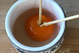 网红特色小吃灌蛋的做法，把肉末塞进蛋黄里，一点也不破，太香了视频封面