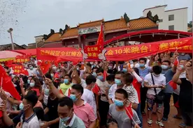 全村的希望！14岁女孩全红婵摘金，村里人手持国旗欢呼庆祝视频封面