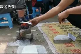 贵阳街头有人手抓烧红铁链，称“神药”在手不怕烫！医生解释原理视频封面