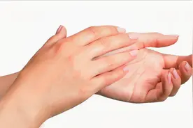 女性健康：女性手心发热是什么症状，医生提醒是这四个原因造成的视频封面