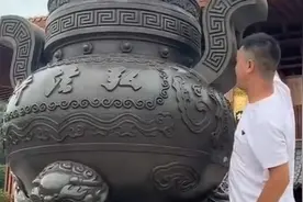 网传深圳有游客爬寺庙大香炉掏硬币给孩子？律师：属盗窃视频封面