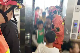 江苏南通消防十几秒破拆电梯门 被困家长高喊：让小朋友们先出去视频封面
