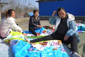 婆媳仨在平房上做针线活，把孩子的被子都缝缝，到开学时候不着急视频封面