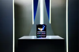 折叠屏手机的极限在哪里？来看三星Galaxy Z Fold4极限耐久测试！视频封面
