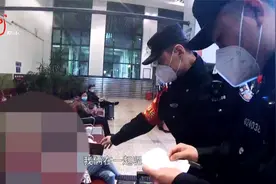 火车上偶遇“热心大叔” 女孩要学铁板烧 却被民警及时制止视频封面