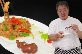老师傅做经典名菜蚝油牛肉，分享让牛肉滑嫩的方法，还有选肉技巧视频封面