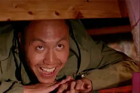 小偷躲在床底，和女主人一起看电视，不料却笑出声！搞笑躲床底