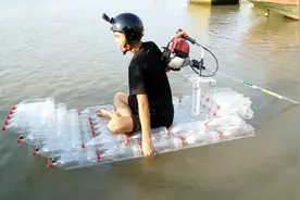 小伙子脑洞大开，用废弃的可乐瓶造出一艘小船，高手在民间视频封面