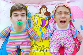 儿童视频：小女孩带着两个小娃娃，小女孩特别精心的照顾他们视频封面