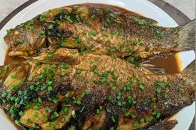 这才是红烧鲫鱼最好吃的做法，不粘锅不破皮，肉嫩不腥，汤都喝光